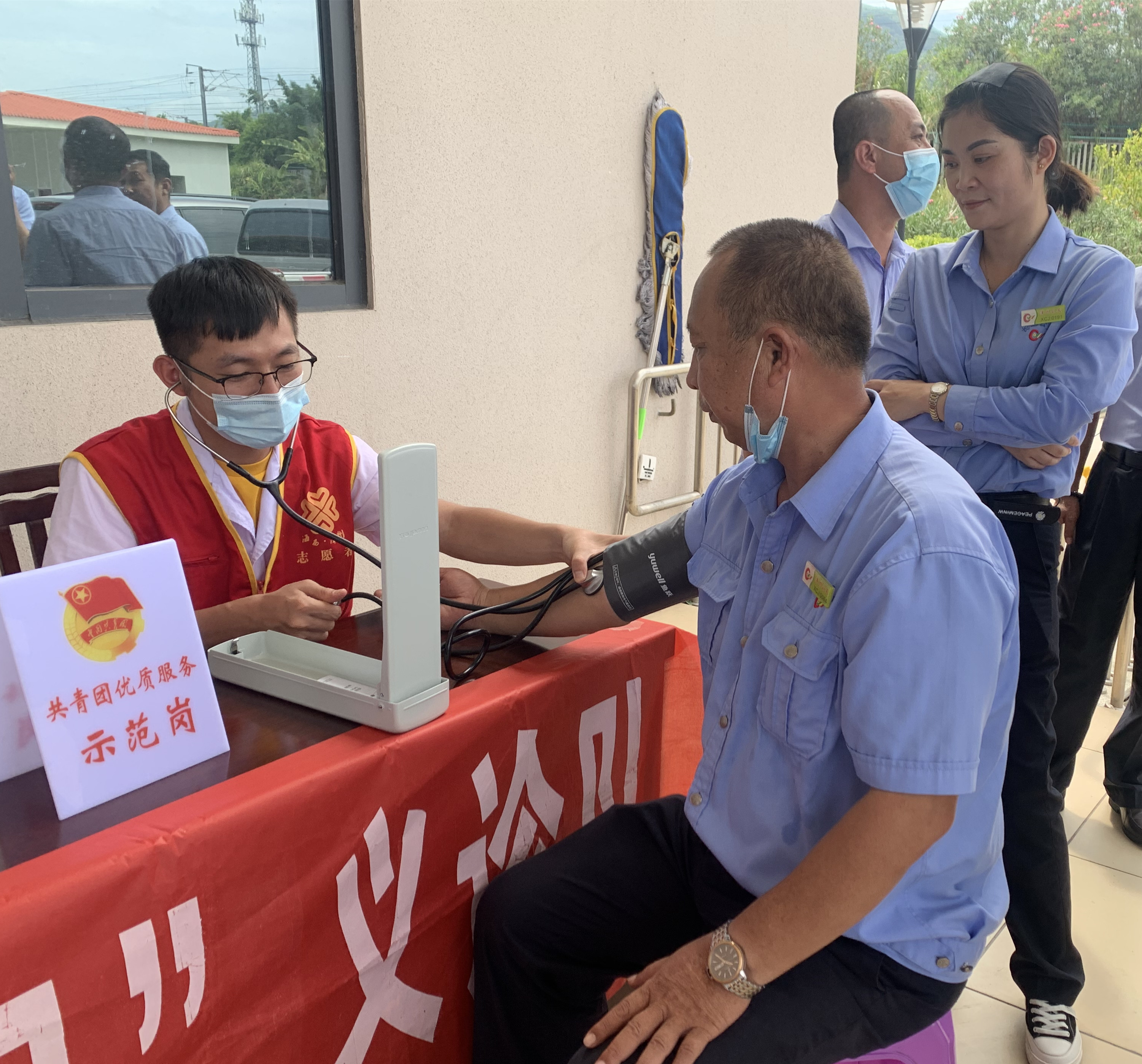 “夏日送清凉 青号在行动”——漳州市中医院青年文明号助力全国文明城市创建工作