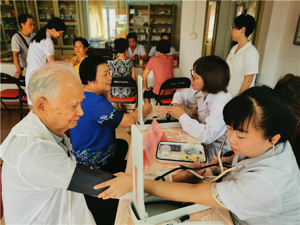 敬老传统 代代相传— —重阳节漳州市中医院在行动