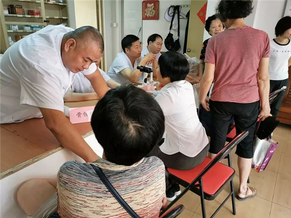 敬老传统 代代相传— —重阳节漳州市中医院在行动