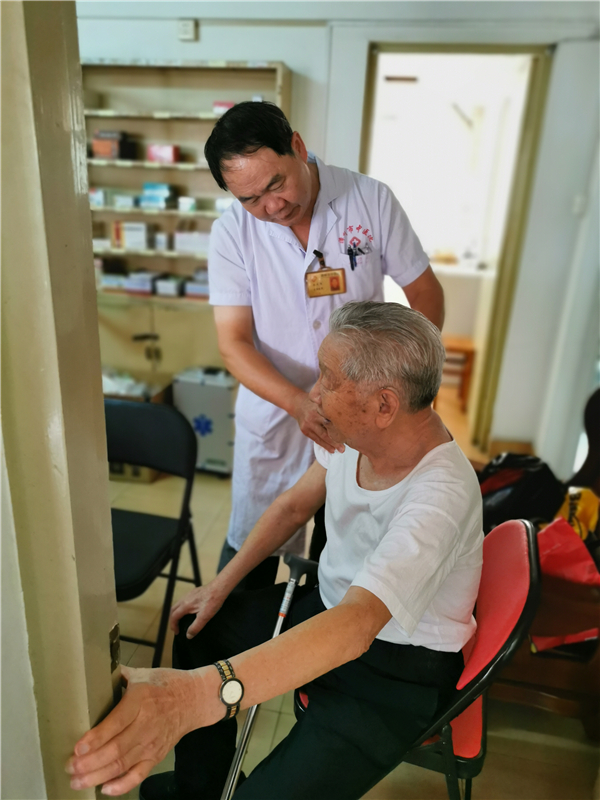 敬老传统 代代相传— —重阳节漳州市中医院在行动