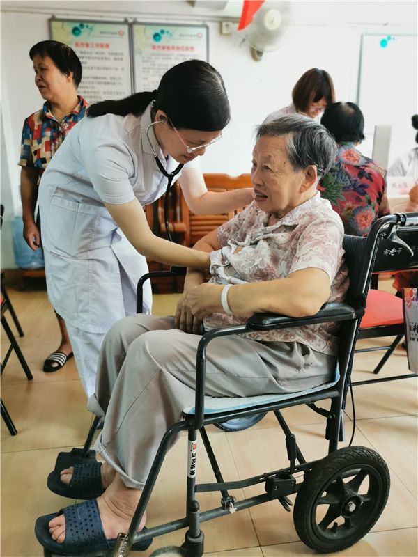 敬老传统 代代相传— —重阳节漳州市中医院在行动