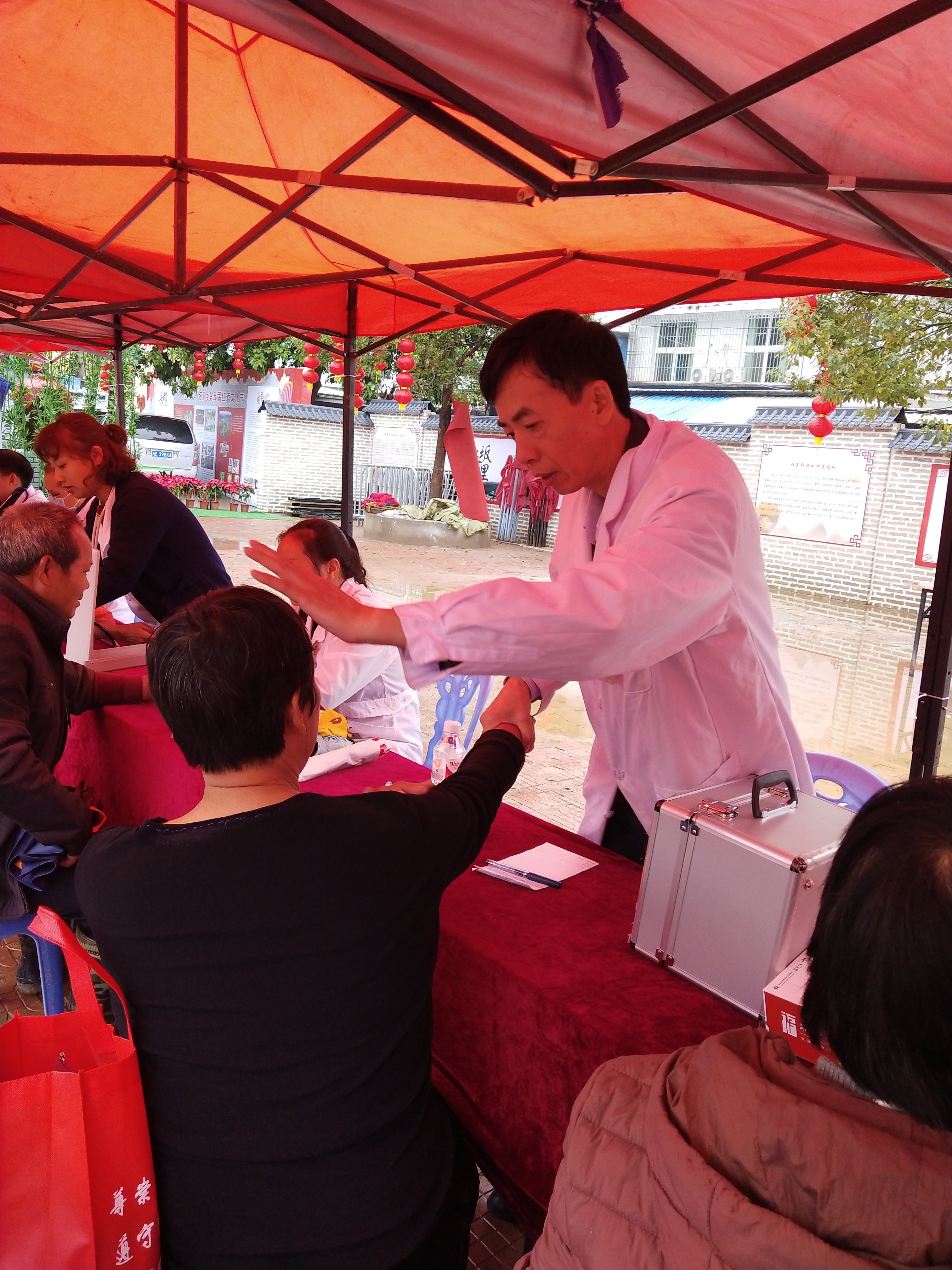 文化科技卫生“三下乡”义诊活动暖人心