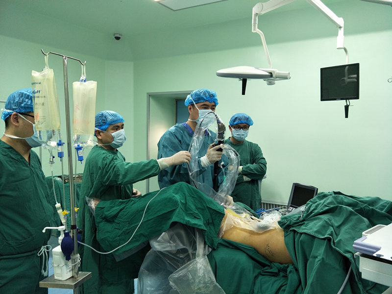 赞！不用开刀就能把肾脏内8公分大的囊肿取出来