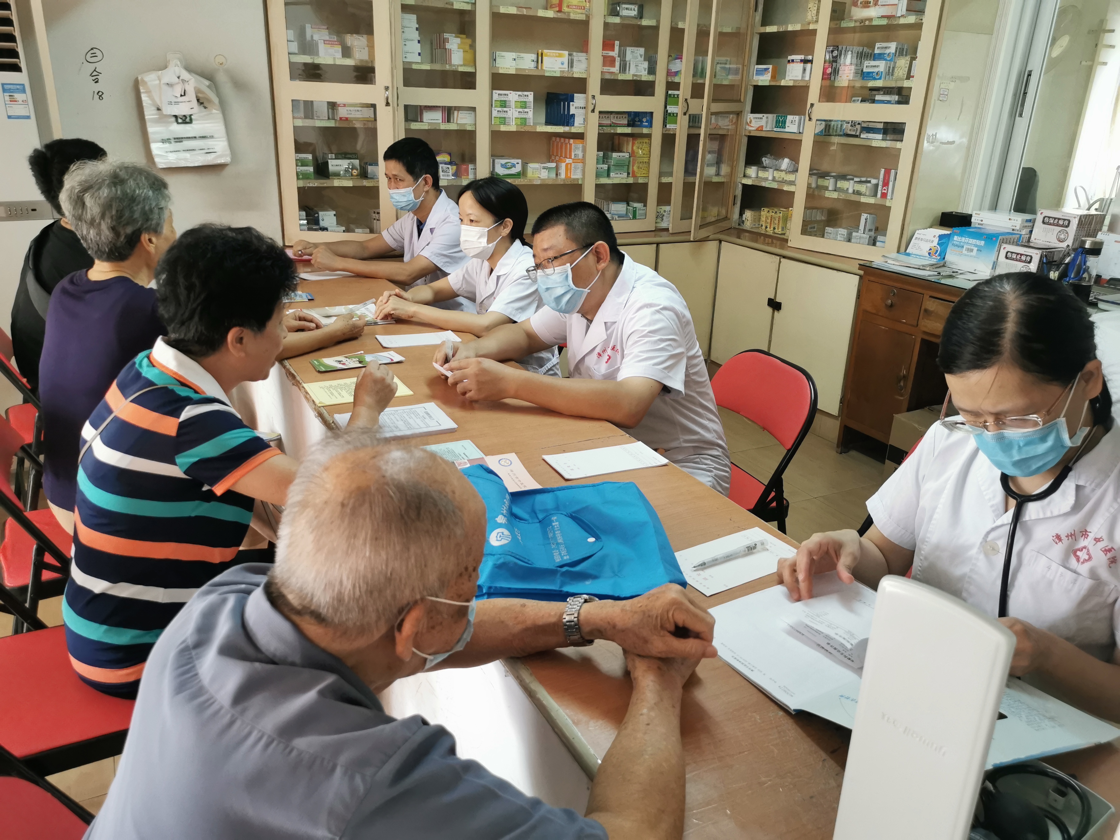 我院开展“提升健康素养 乐享银龄生活”义诊活动