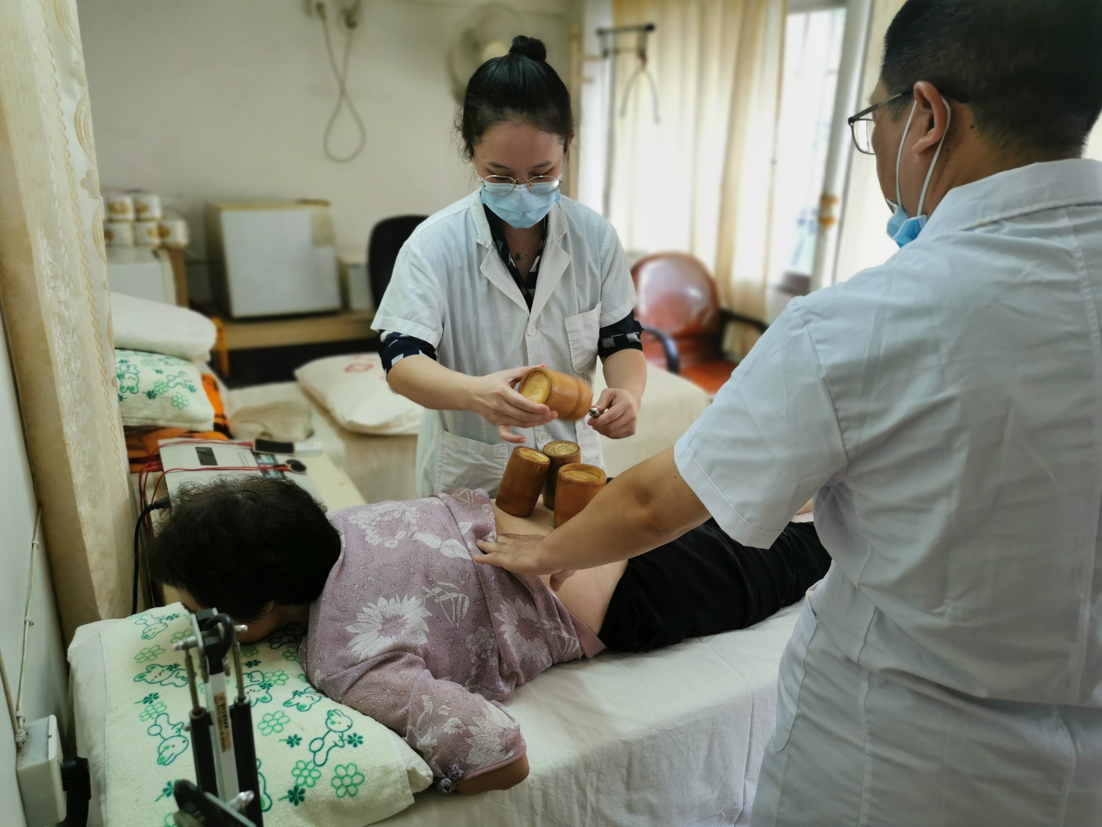 我院开展“提升健康素养 乐享银龄生活”义诊活动