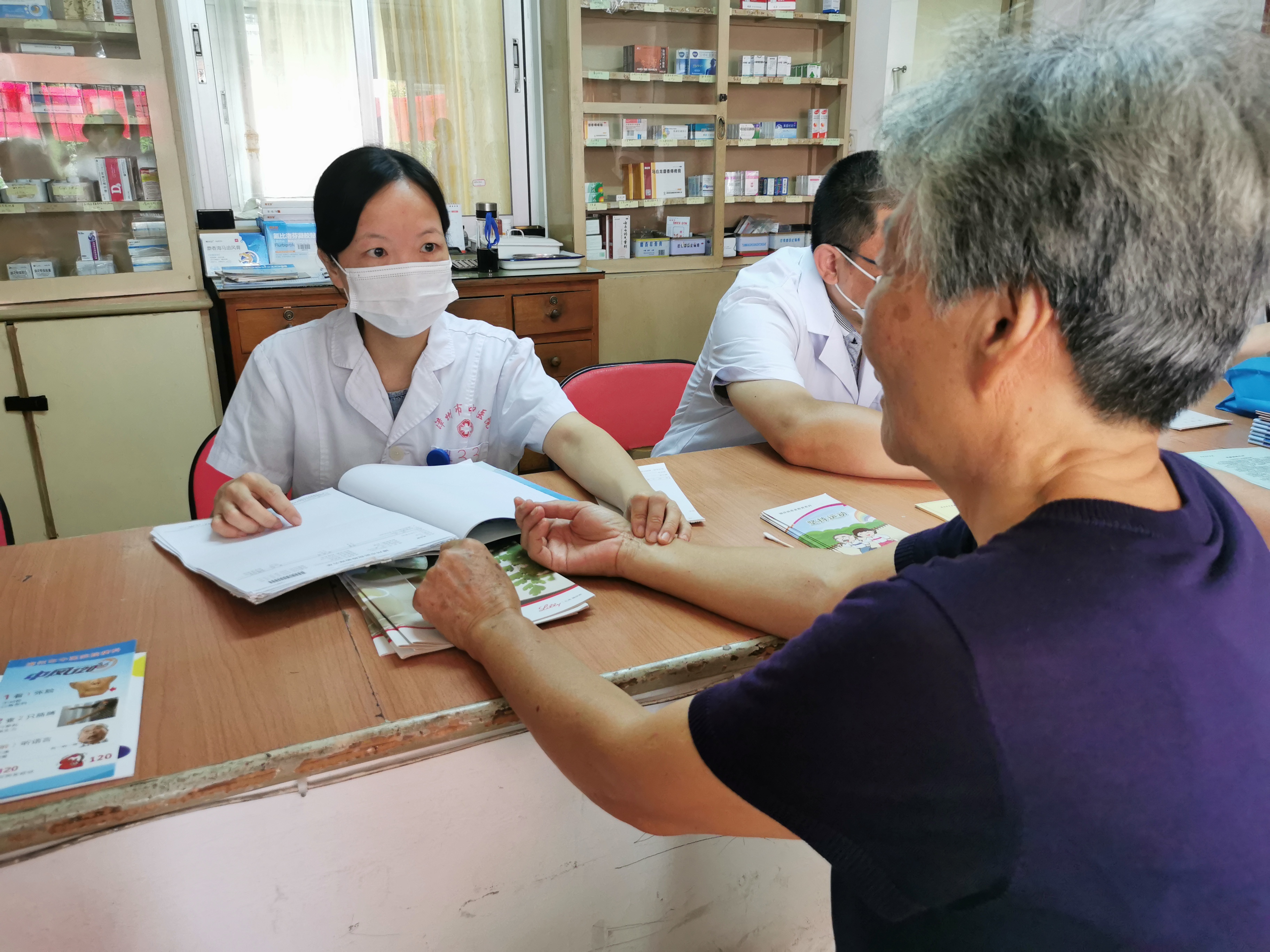 我院开展“提升健康素养 乐享银龄生活”义诊活动