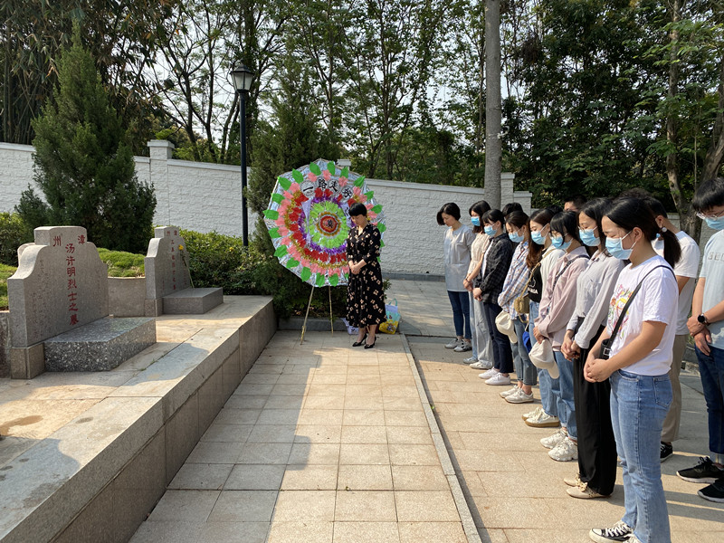 铭记英烈  矢志传承—— 漳州市中医院青年医护人员祭扫革命烈士陵园