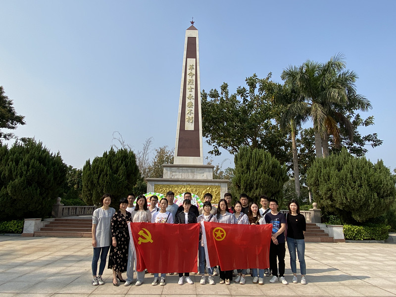 铭记英烈  矢志传承—— 漳州市中医院青年医护人员祭扫革命烈士陵园