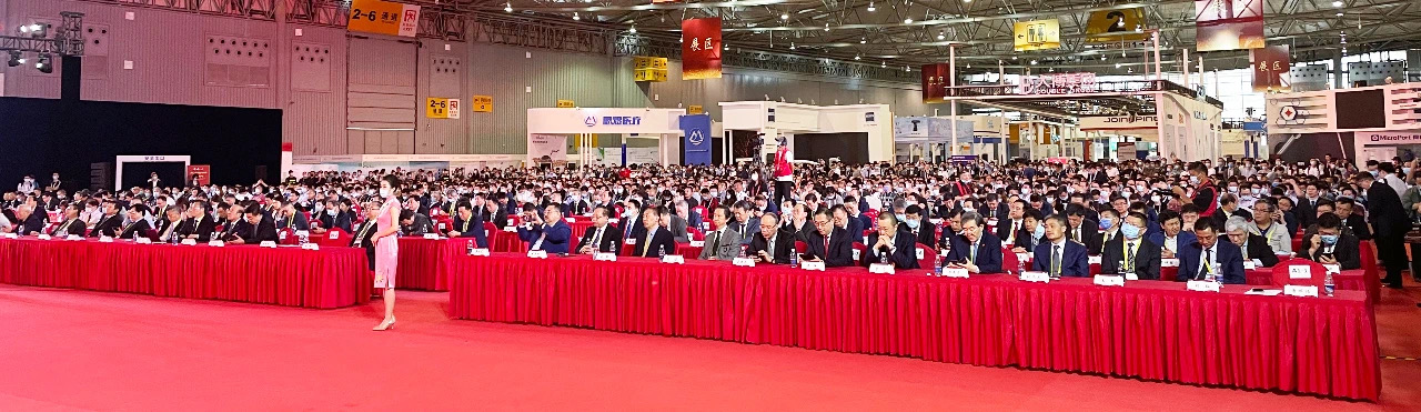 点赞！沈毅弘你大会发言的样子真帅！