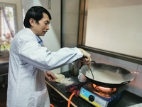 钟情中药炮制 传承本土技艺 钟情中药炮制 传承本土技艺