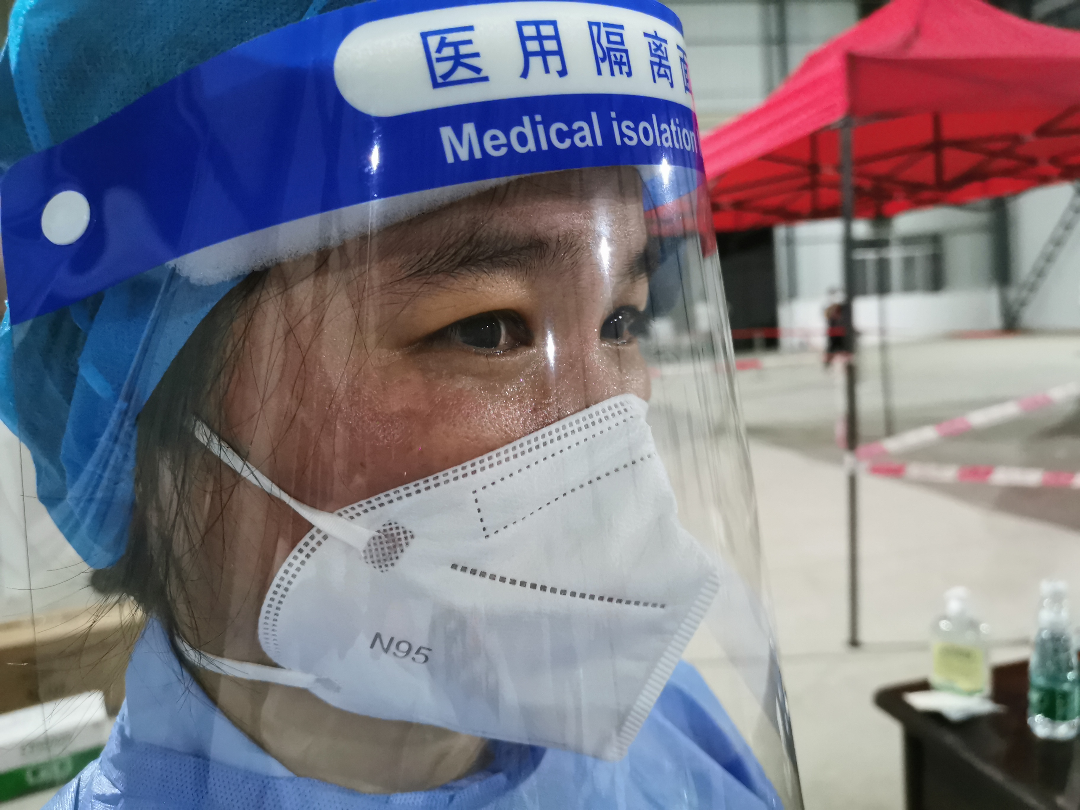 为孩子进行采样，动作特别轻柔