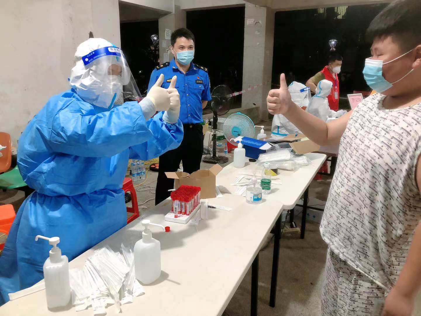 为孩子进行采样，动作特别轻柔