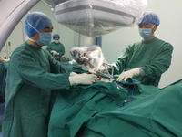 90岁老太在骨科机器人辅助手术下再次站立