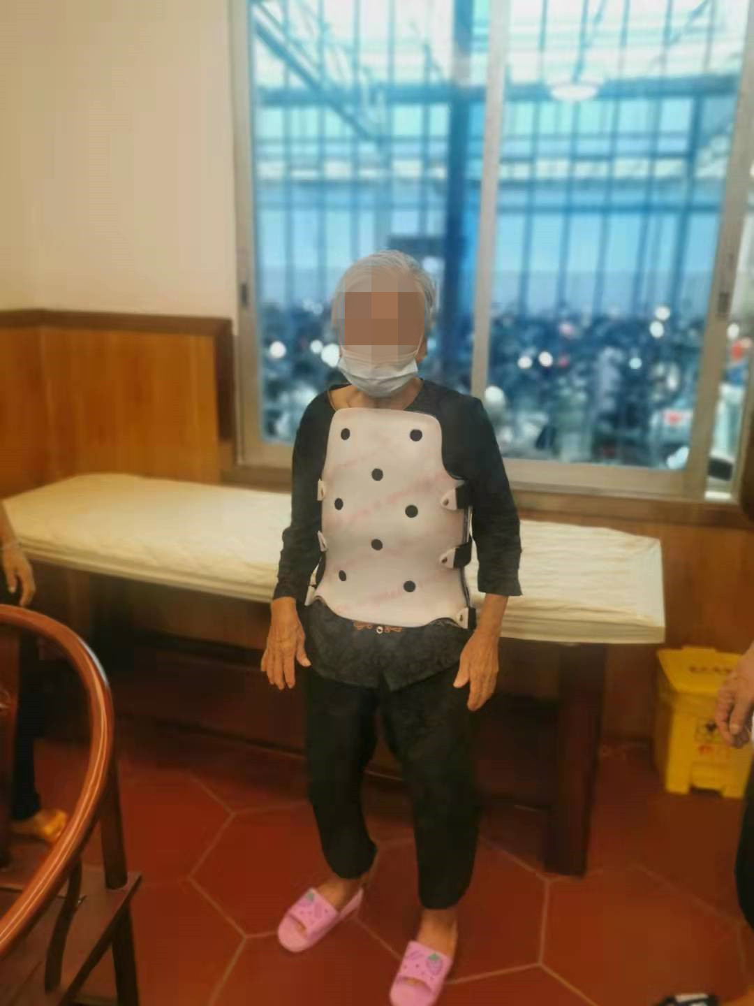 90岁老太在骨科机器人辅助手术下再次站立