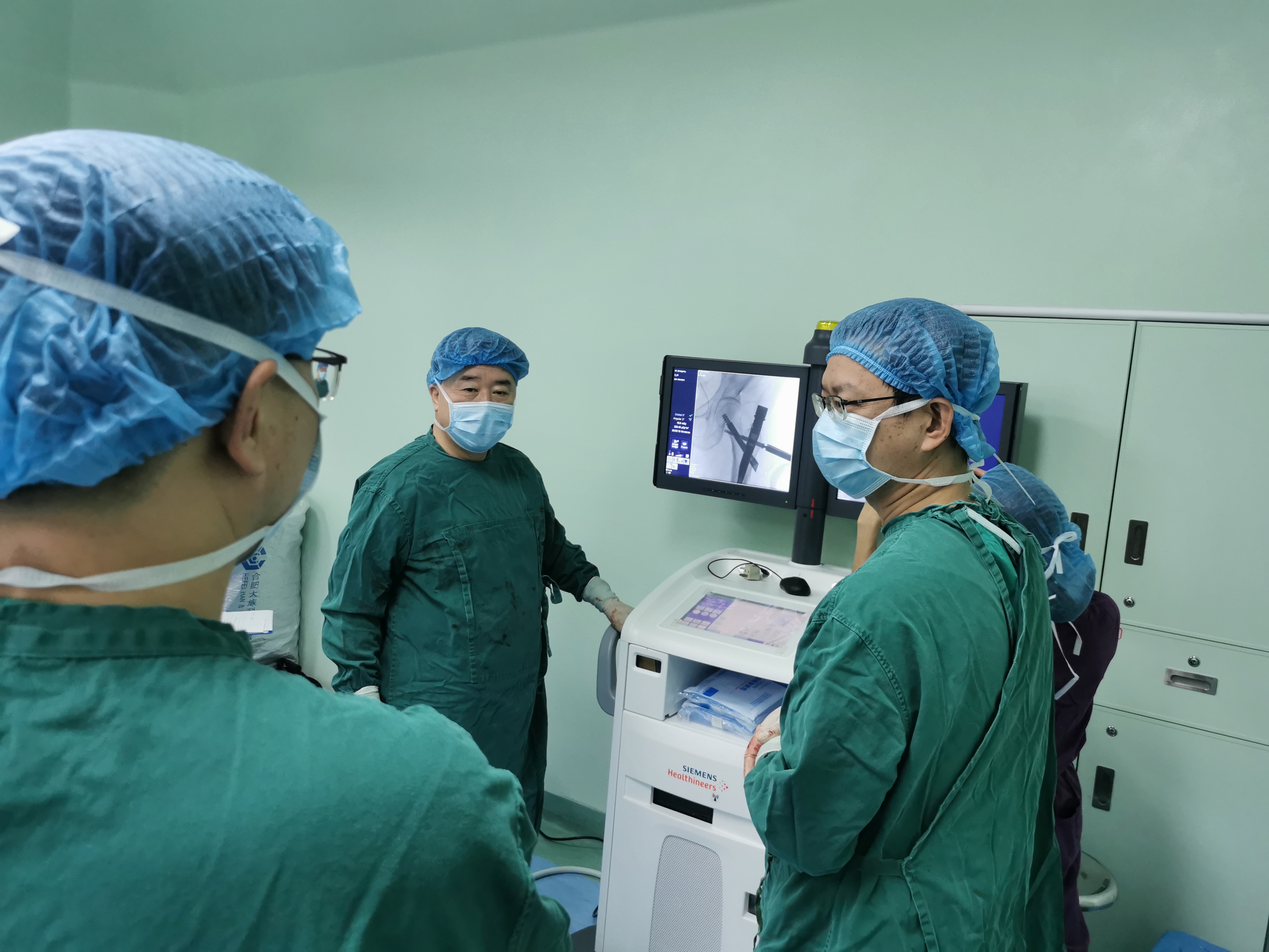 中国工程院院士张英泽莅临我院调研并亲身示范手术