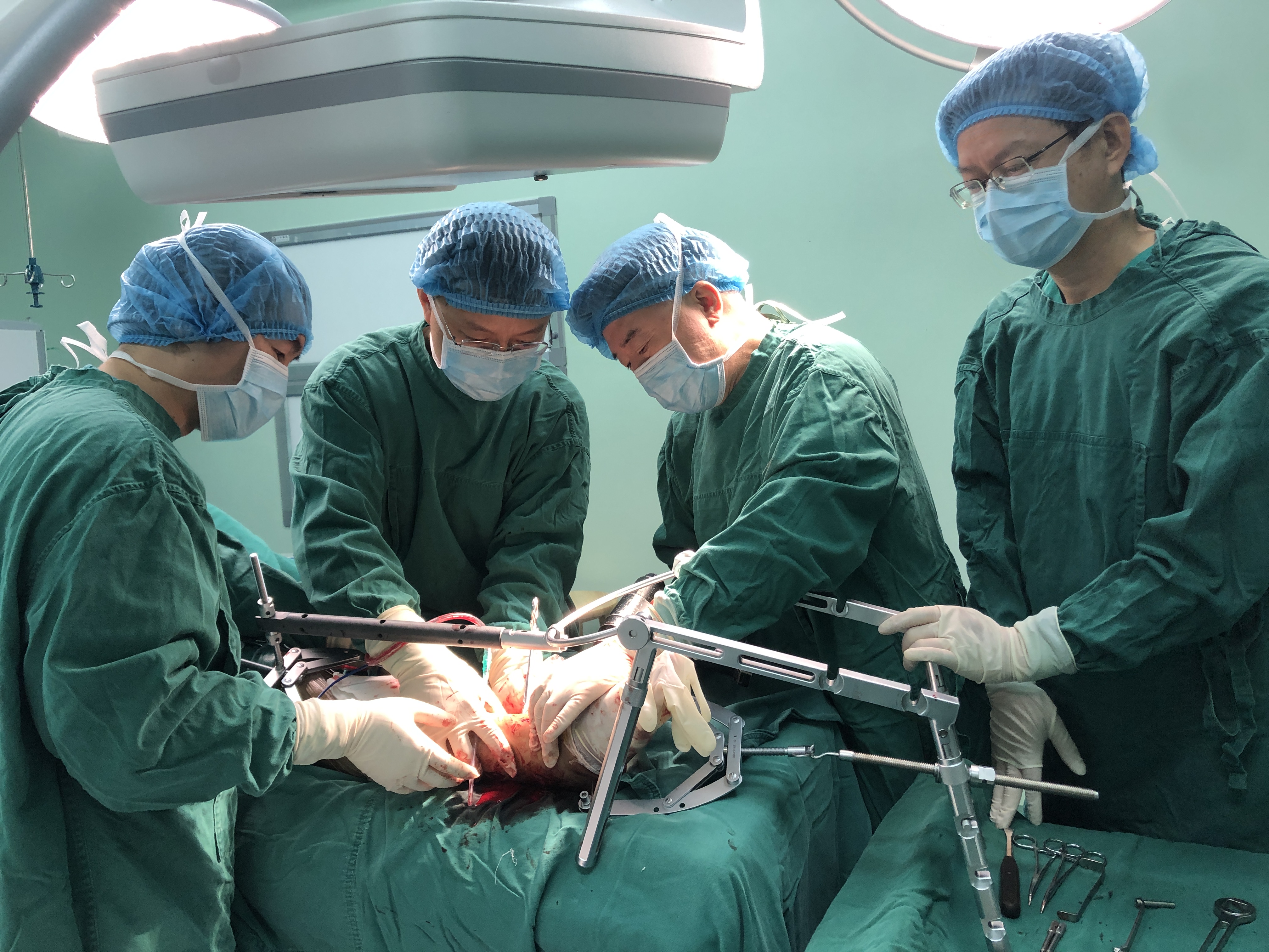 中国工程院院士张英泽莅临我院调研并亲身示范手术