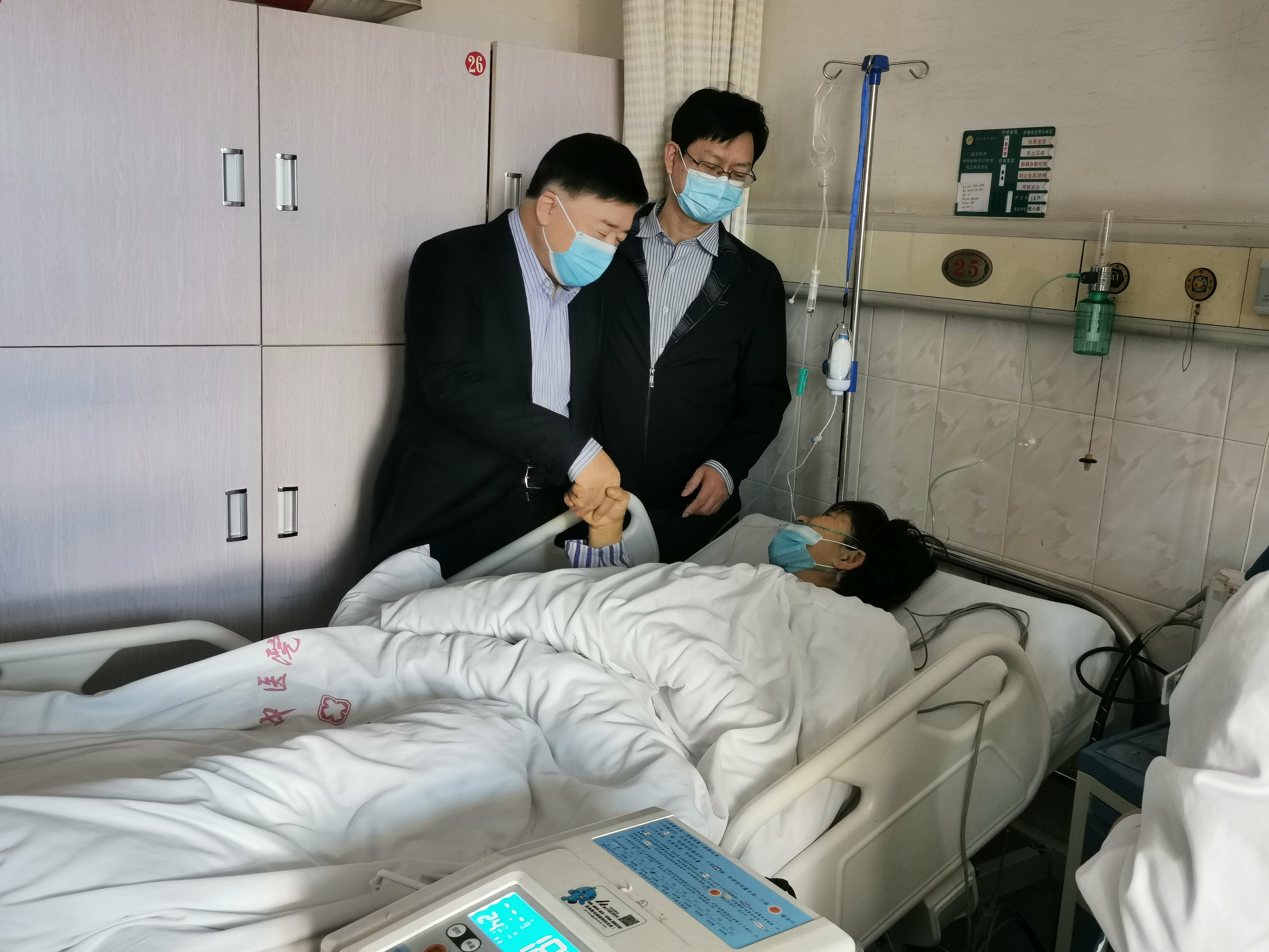 中国工程院院士张英泽莅临我院调研并亲身示范手术