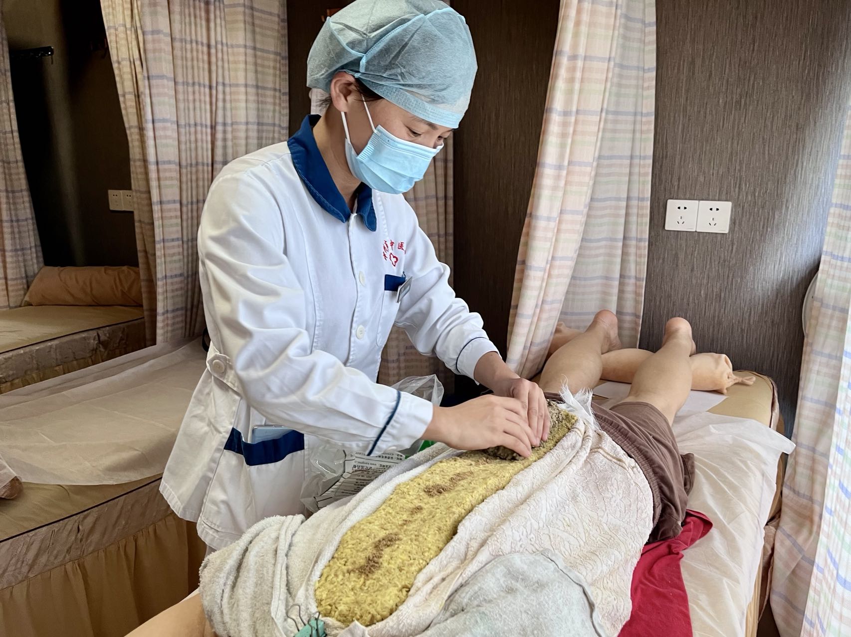 中医护理门诊专科护士为病人行火龙灸治疗.jpg 中医护理门诊专科护士为病人行火龙灸治疗.jpg