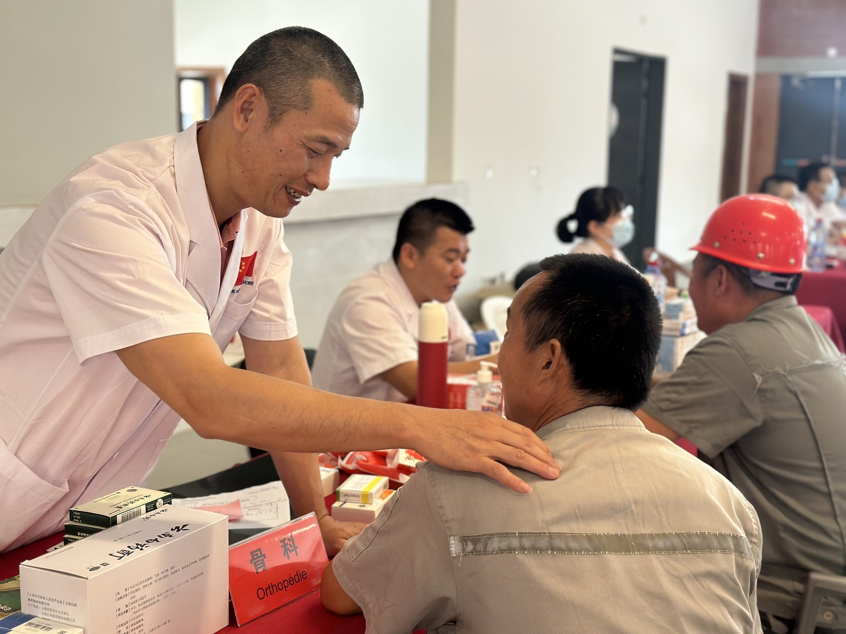 林伟栋副主任医师为当地华人提供诊疗服务.jpg 林伟栋副主任医师为当地华人提供诊疗服务.jpg