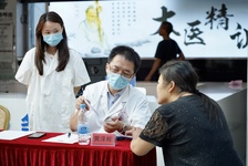 爱心义诊，守护肝脏，健康行动——漳州市中医院开展“世界肝炎日”义诊活动