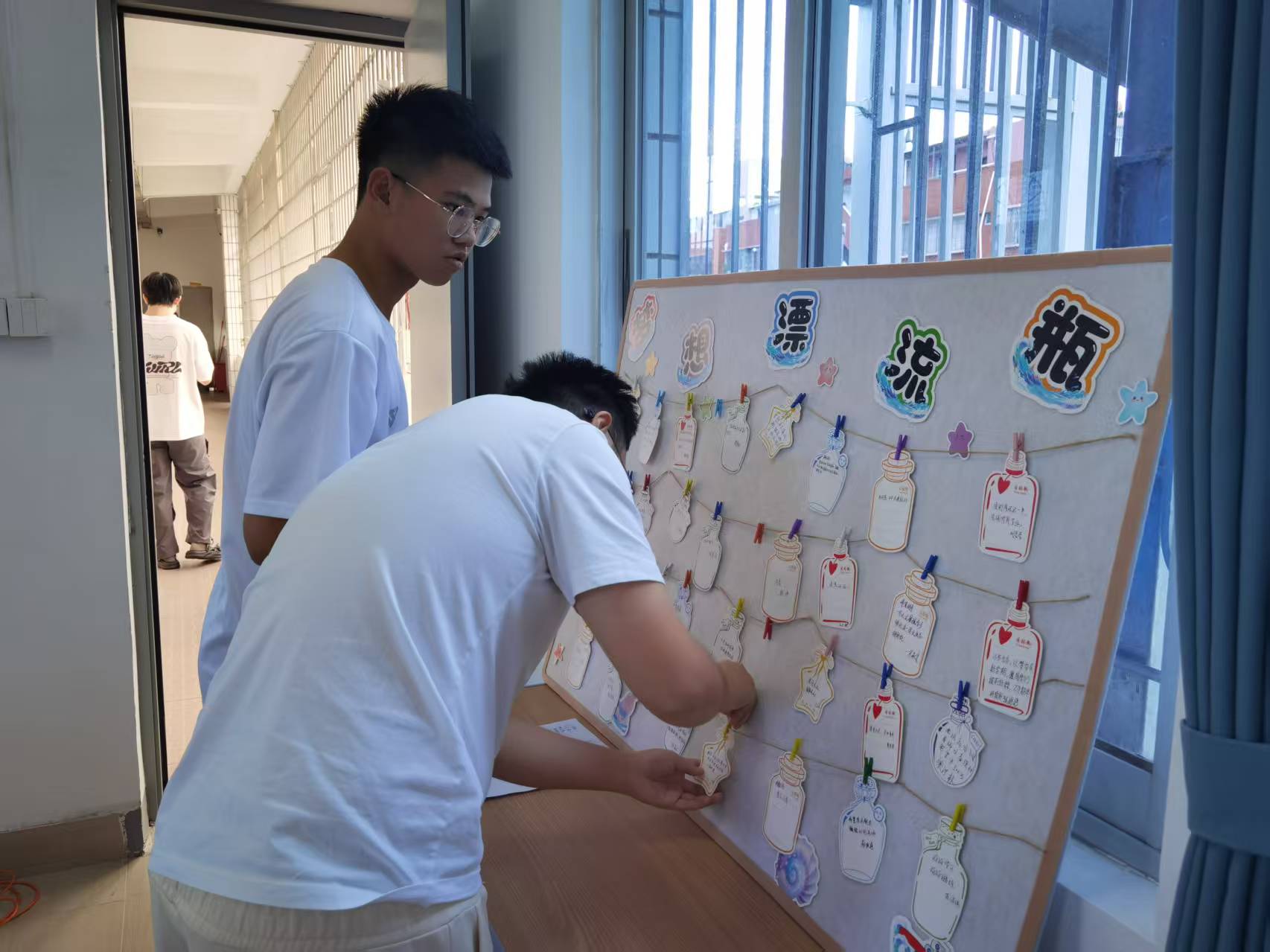 同学们放许愿墙.jpg 同学们放许愿墙.jpg