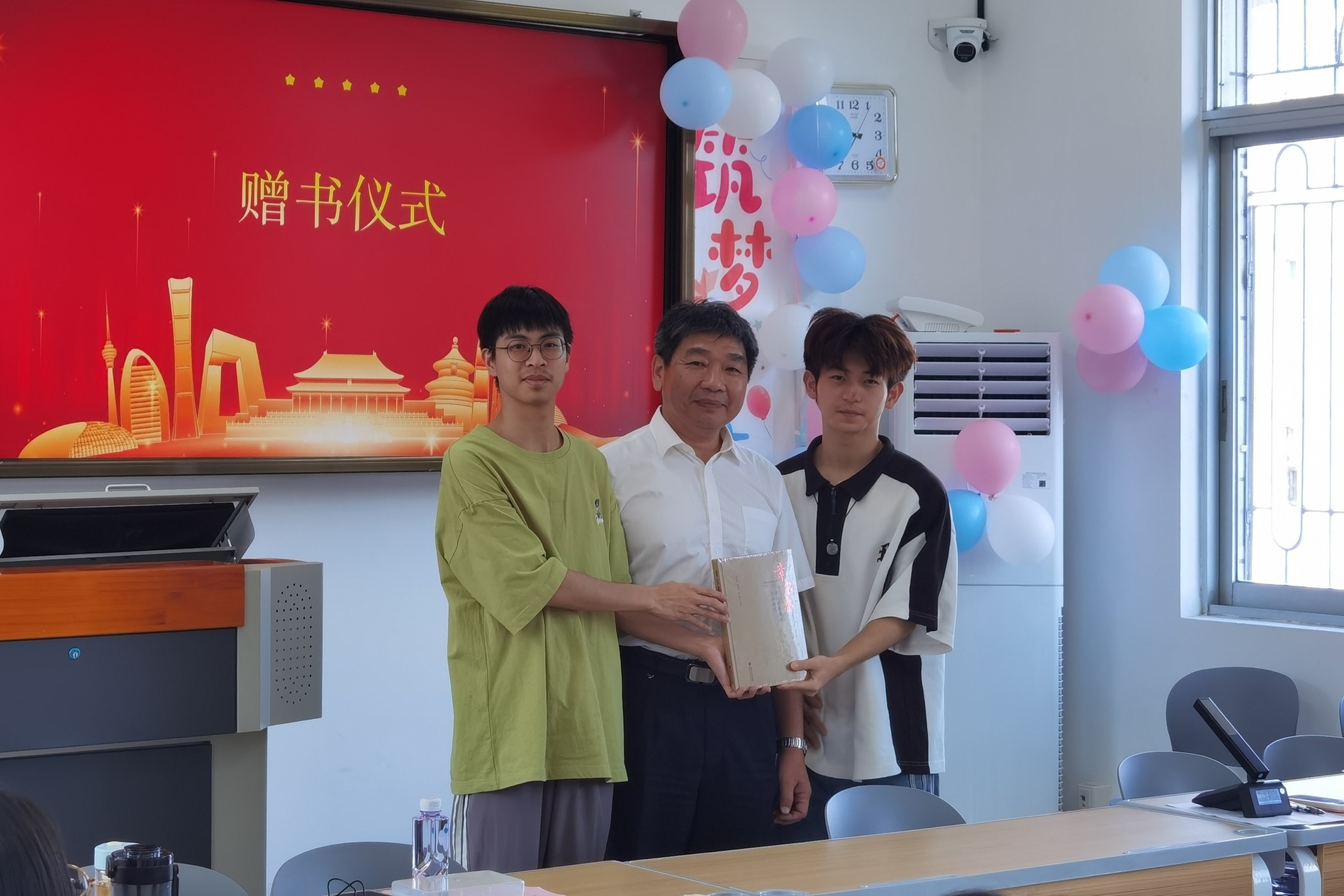 定家主任赠书.jpg 定家主任赠书.jpg