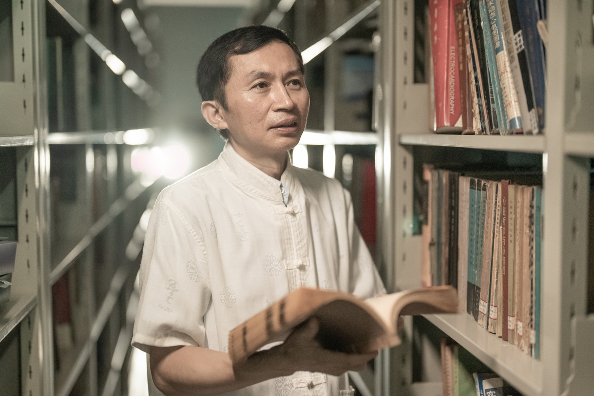 个人照-医院图书馆查阅文献照1.jpg 个人照-医院图书馆查阅文献照1.jpg