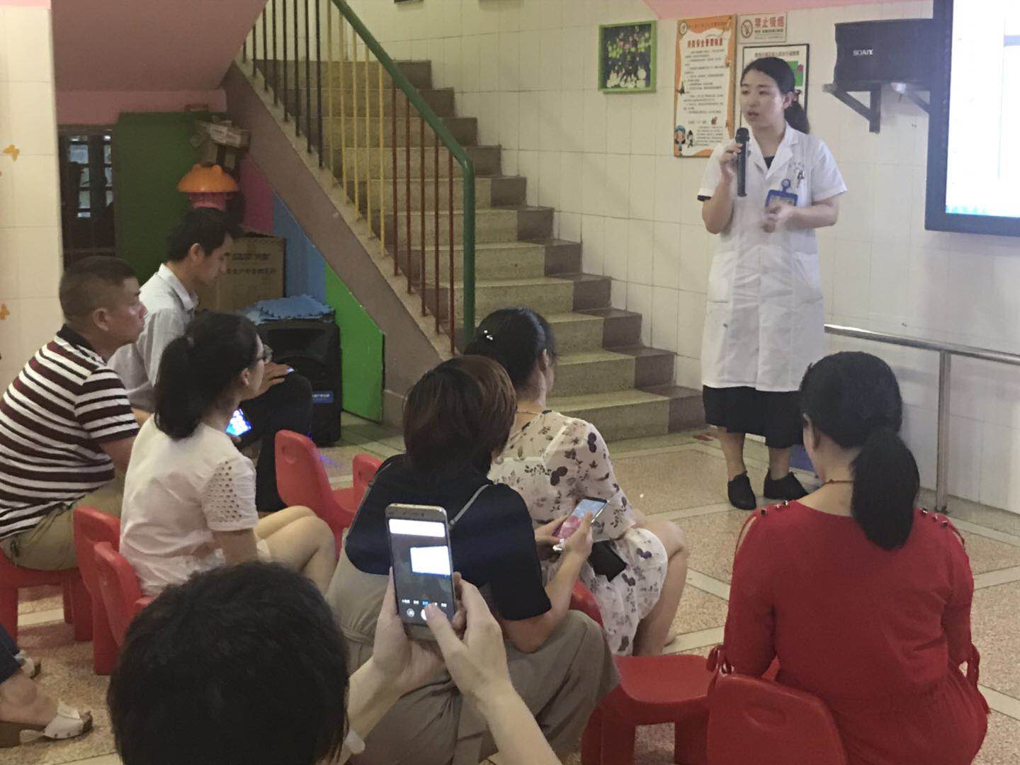 开展健康讲座 共护幼儿成长 开展健康讲座 共护幼儿成长